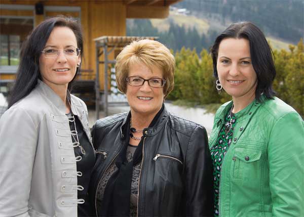 Das weibliche Führungsteam von Holzbau Maier: die Schwestern Gundi (links) und Birgit (rechts) mit Mutter Hilde